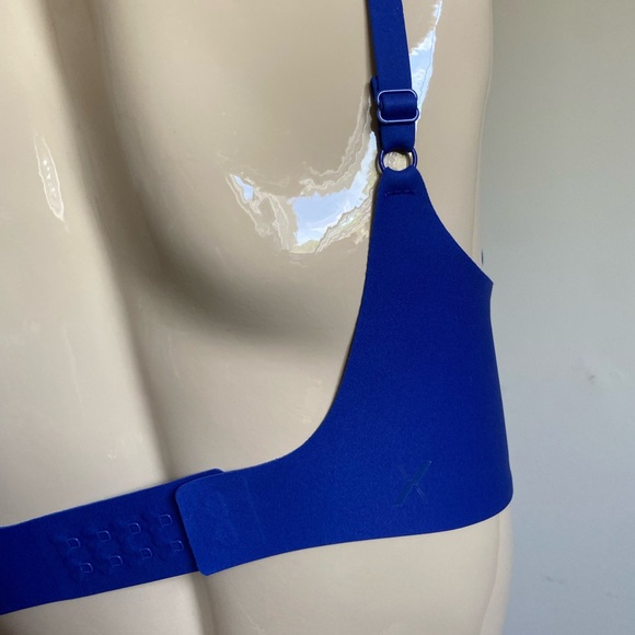 Knix M+ wireless bra in blue with plunging neckline and mesh detail - Picture 11 of 16